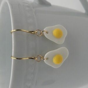 1717- Handmade Novelty Fried Eggs Dangle Earrings NWT